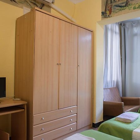 Hostel Turistic Castell Barcelone Extérieur photo