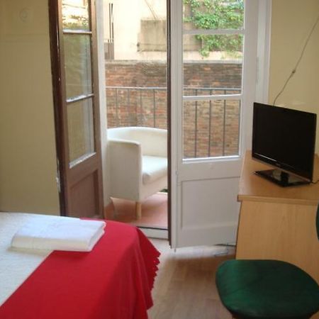 Hostel Turistic Castell Barcelone Extérieur photo