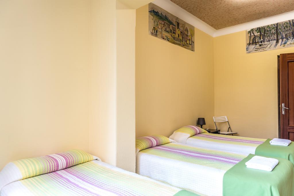Hostel Turistic Castell Barcelone Extérieur photo